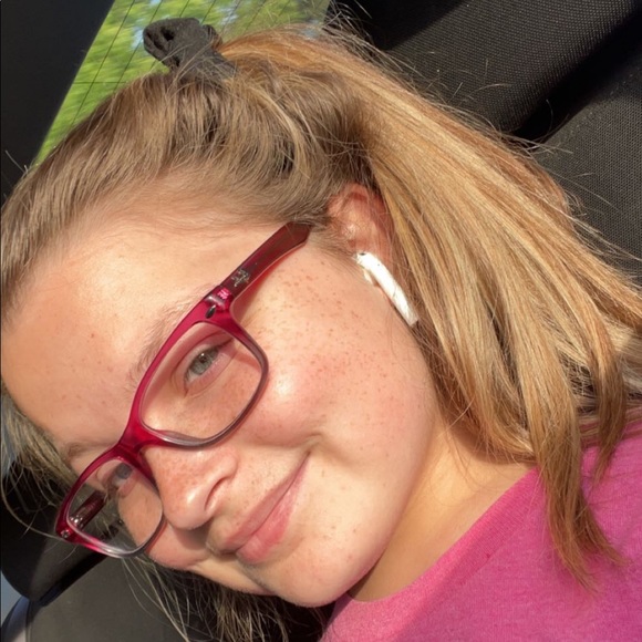 Meet your Posher, Emily - Picture 1 of 2